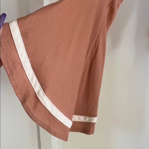 TAN WRAPAROUND WHITE DETAIL BELL SLEEVE NWT - Picture 4 of 8